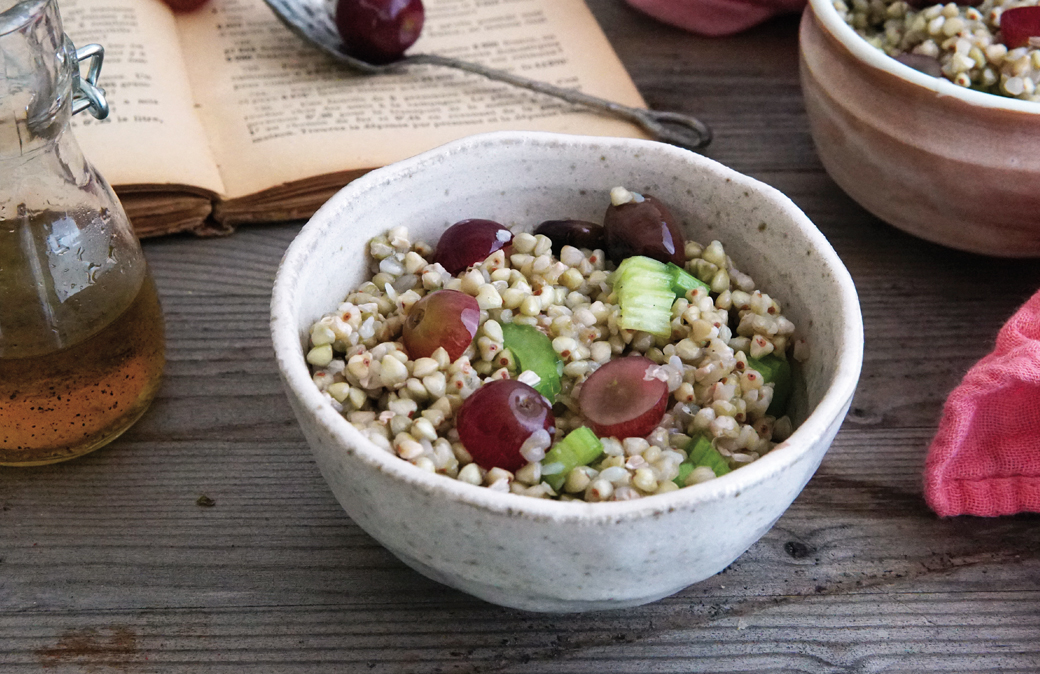 Grano saraceno: ricetta con uva, sedano e olive