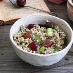 Grano saraceno: ricetta con uva, sedano e olive