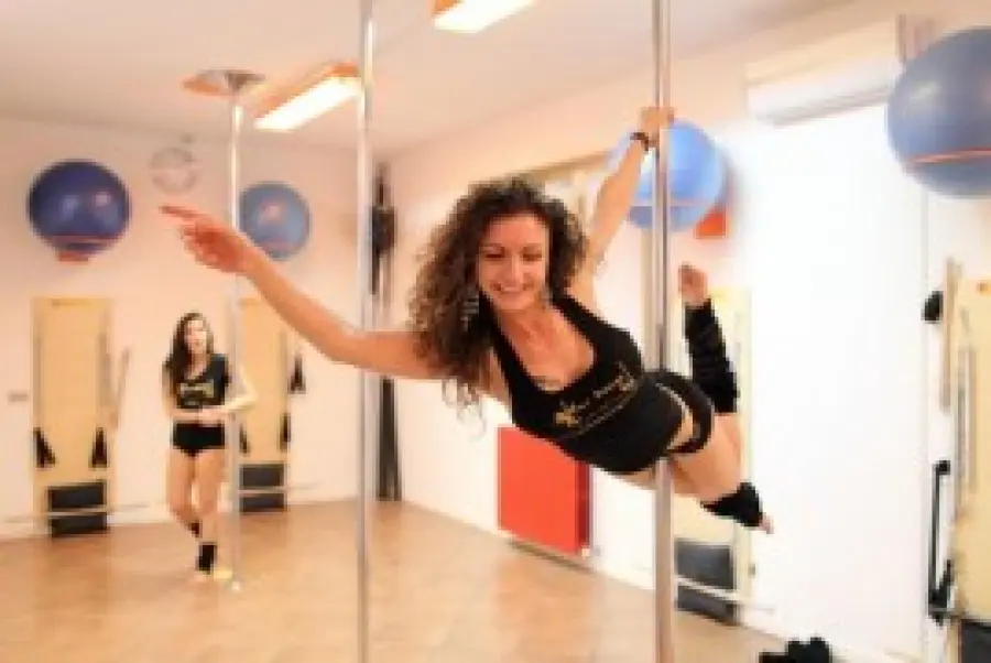 Corsi fitness di Pole Dance in palestra per addominali, braccia, schiena e postura