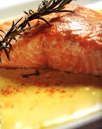 Come cucinare il salmone fresco: ricetta salmone con crema di latte e zafferano