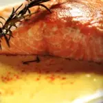 Come cucinare il salmone fresco: ricetta salmone con crema di latte e zafferano