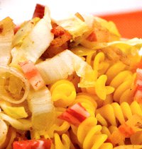 Primo piatto dietetico: ricetta pasta con verza, speck, zafferano e panna light