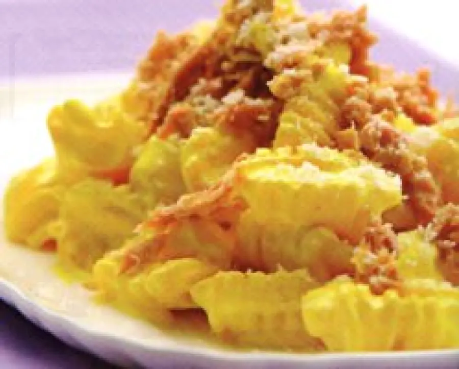Ricetta pasta con tonno, zafferano e crema di latte: piatto unico dietetico