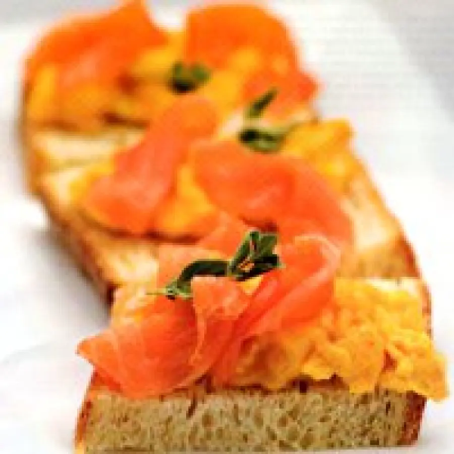 Ricetta facile e veloce: crostini di pane con uova, zafferano e salmone affumicato